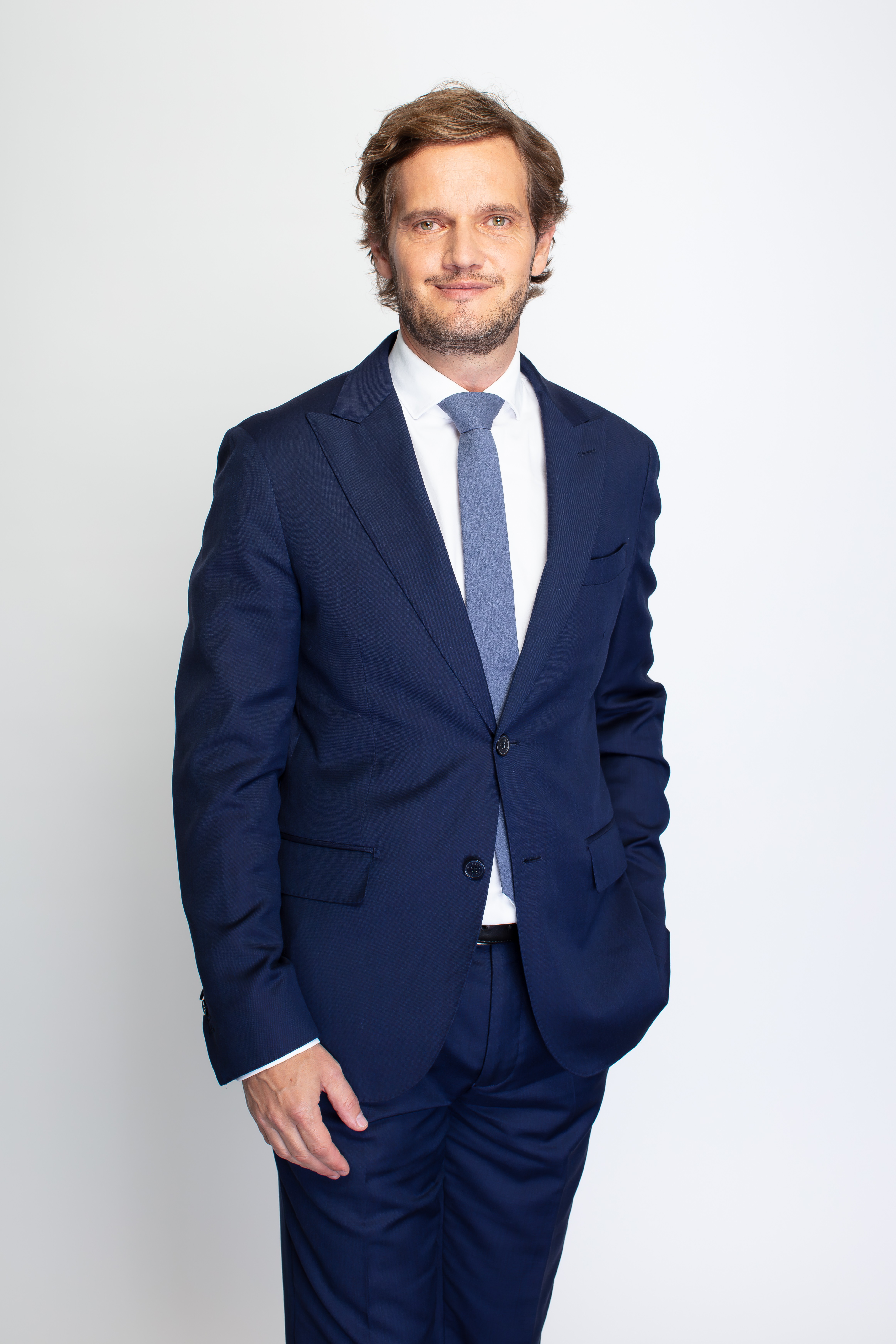 Christoph Herzeg Hochformat mit Sakko und Krawatte